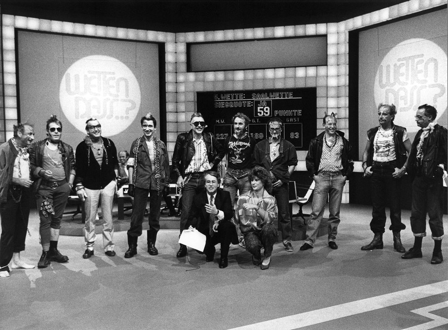 In der TV-Show "Wetten dass...?" vom 20. September 1985 in Basel versammeln sich zehn Schweizer Bank-Manager in Punk-Kleidung vor dem Leiter Frank Elstner (vorne kniend) und einer Basler Sekretärin. M ...