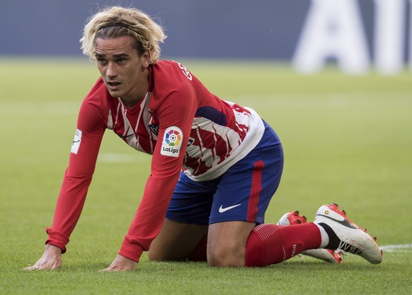 Madrid&#039;s Antoine Griezmann sits on the pitch during the Audi Cup semifinal soccer match between Atletico Madrid and SSC Napoli in the Allianz Arena in Munich, Germany, Tuesday, Aug. 1 2017. (Sven ...