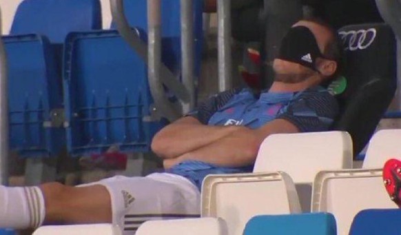 Bale stellt sich auf der Tribüne schlafend.
