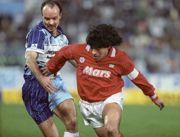 Ich war immer das Vorbild von Diego Maradona. Diego Maradona (rechts) vom SSC Napoli im Zweikampf mit dem Wettinger Spieler Svensson waehrend des UEFA Cup Spiels gegen den FC Wettingen, aufgenommen am 17. Oktober 1989 im Letzigrund-Stadion in Zuerich. (KEYSTONE/Str)