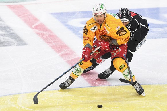 From left, Tiger&#039;s player Christopher DiDomenico and Lugano?&#039;s player Jani Lajunen, during the preliminary round game of National League A (NLA) Swiss Championship 2019/20 between HC Lugano  ...