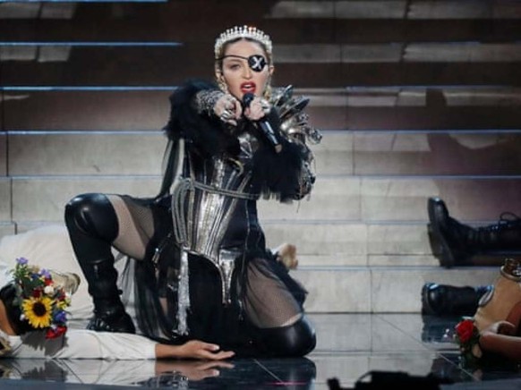 Düsterer Auftritt, schiefer Gesang: Pop-Superstar Madonna bei ihrem Gastauftritt auf der Eurovision-Songbühne in Tel Aviv. (Screenshot)
