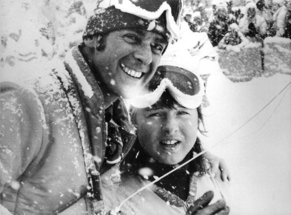 Adolf Ogi gratuliert Marie-Theres Nadig in Sapporo (Jp) 1972 zu den zwei Goldmedallien an den Olympischen Winterspielen. (KEYSTONE/Str)