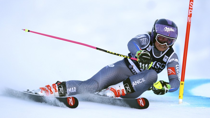 France&#039;s Tessa Worley speeds down the course during the first run of an alpine ski, women&#039;s World Cup giant slalom, in Lenzerheide, Switzerland, Saturday, Jan. 27, 2018. (AP Photo/Alessandro ...