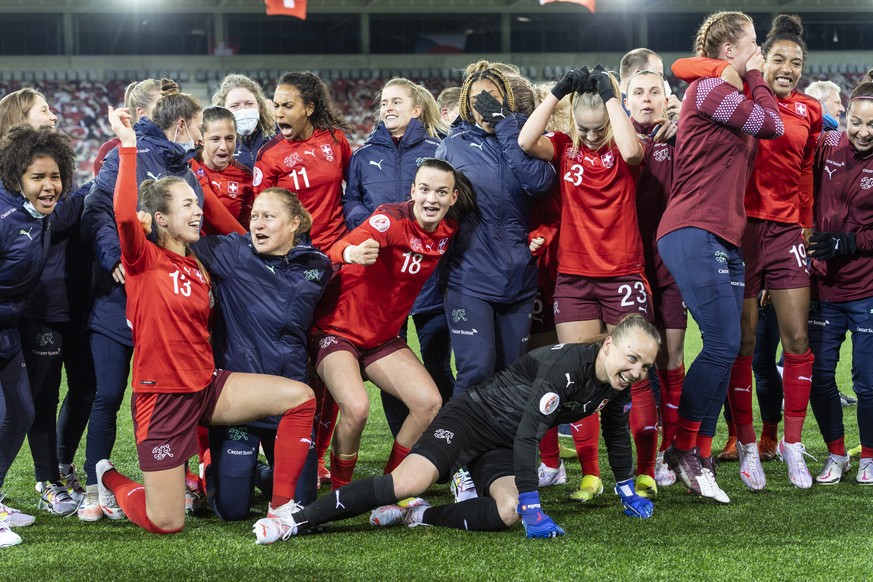 epa09133835 Swiss players celebrate after winning in penalties the UEFA Women&#039;s Euro 2022 play-off 2nd leg qualification match between Switzerland and the Czech Republic at the Stockhorn Arena in ...