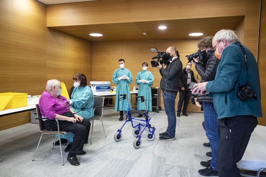 Emmi Zimmerli wird an ihrem 89. Geburtstag gegen Covid-19 geimpft, in einem Altersheim in Gelterkinden am Dienstag, 29. Dezember 2020. Eine mobile Impf-Equipe ist im Einsatz im Kanton Basel-Land. (KEY ...