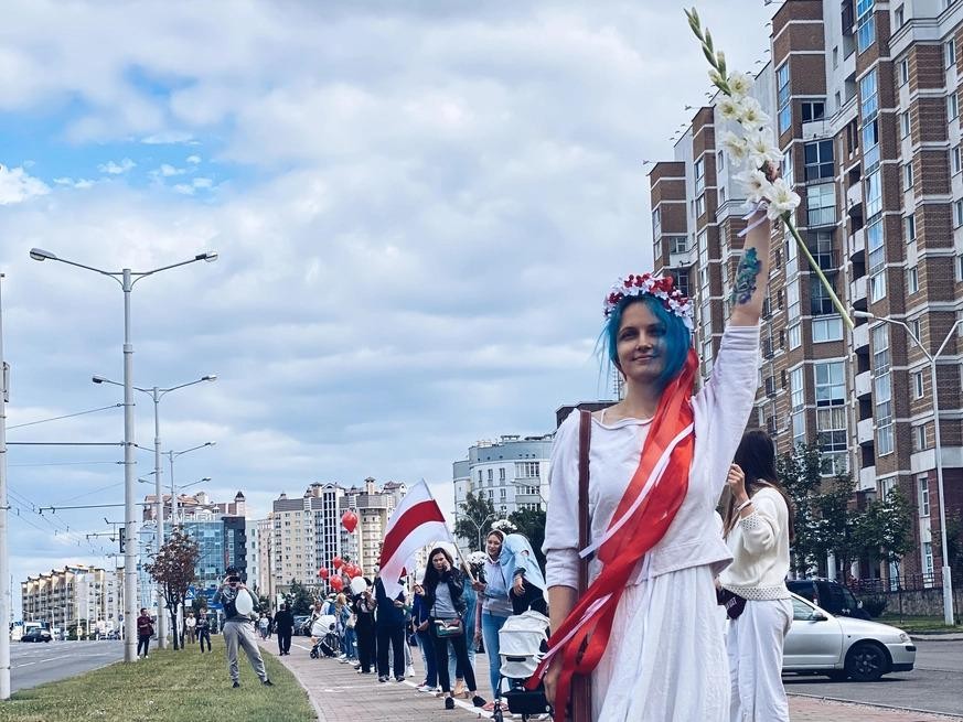Die Minskerin Nataliya wartet am 9. August auf das Wahlergebnis in Belarus – und sieht dabei aus wie eine belarussische Version der Freiheitsstatue.