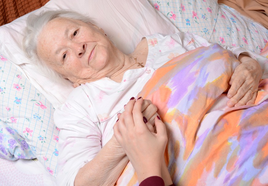 ältere Frau in Bett, Patientin (Symbolbild)