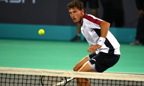 epa06408235 Spain&#039;s Pablo Carreno Busta in action against Kevin Anderson of South Africa during their first round match at the World Tennis Championship in Abu Dhabi, United Arab Emirates, 28 Dec ...