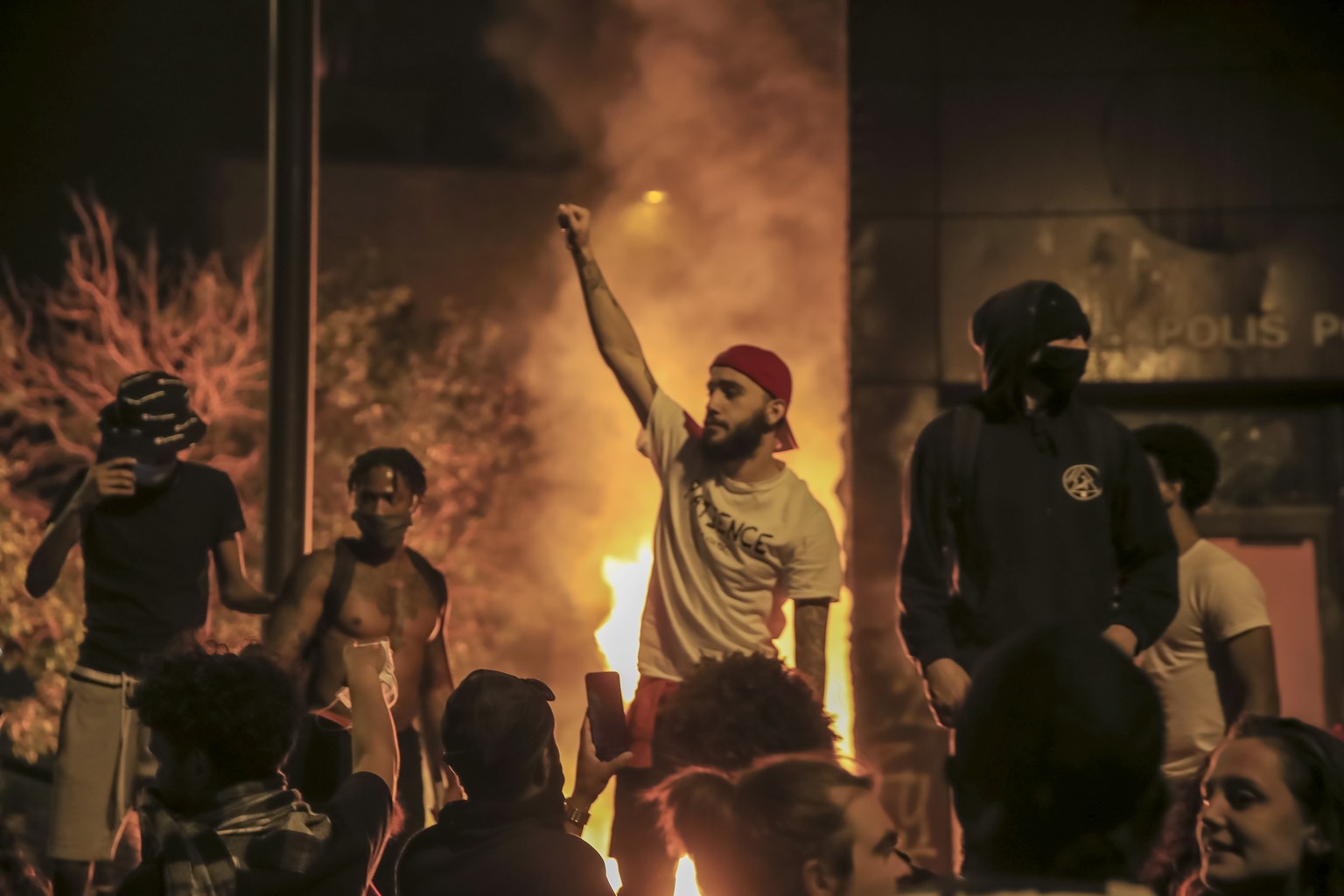 epa08451115 Protesters burn the Minneapolis Police Department 3rd Precinct during protests over the Minneapolis, Minnesota arrest of George Floyd, who later died in police custody, in St. Paul, Minnes ...