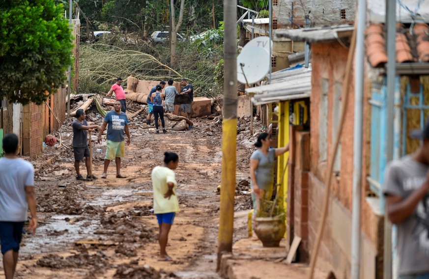 epa08170523 Neighbors look the damage caused by the overflow of the Das Velhas river, after torrential rains, in Sabara, in the metropolitan region of Belo Horizonte, state of Minas Gerais, Brazil, 27 ...
