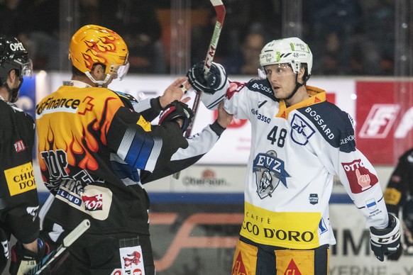 Zugs Carl Klingberg, rechts, gegen Fribourgs Top Scorer Samuel Walser, links, im Eishockey Meisterschaftsspiel der National League zwischen dem HC Fribourg-Gotteron und dem EV Zug, am Dienstag, 25. Se ...