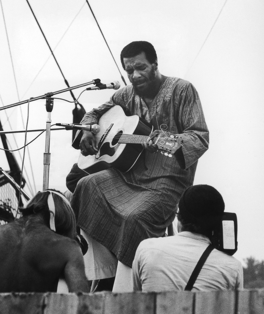 American folk singer and guitarist Richie Havens opening the Woodstock Festival at Bethel, New York, 15th August 1969. (Photo by Pictorial Parade/Hulton Archive/Getty Images)