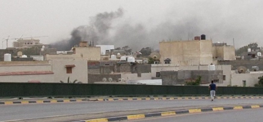 Rauch steigt über dem libyschen Parlament auf.