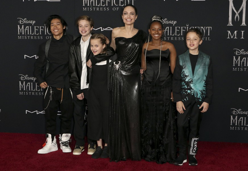 Angelina Jolie mit ihren Kindern Pax, Shiloh, Vivienne, Zahara und Knox (v.l.n.r. September 2019). Zwei Jahre nach ihrer Hochzeit trennte sich das Paar im September 2016.