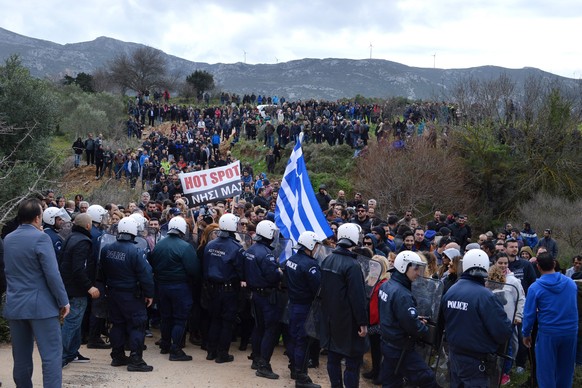 Bewohner auf der Insel Kos protestieren gegen ein geplantes Auffanglager für Flüchtlinge.
