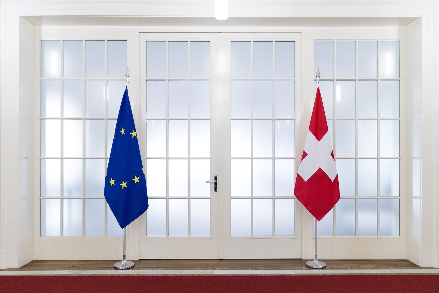 The flags of the European Union and Switzerland, during the official visit of European Commission President Jean-Claude Juncker in Bern, Switzerland, Thursday, November 23, 2017. (KEYSTONE/Peter Klaun ...
