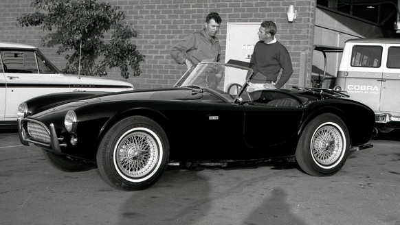 Carroll Shelby Steve McQueen Carroll Shelby talks to Steve McQueen about the new Ford-AC Cobra roadster he bought. June 28, 1963. (Article in comments.)
auto motor hollywood 
https://www.reddit.com/r/ ...