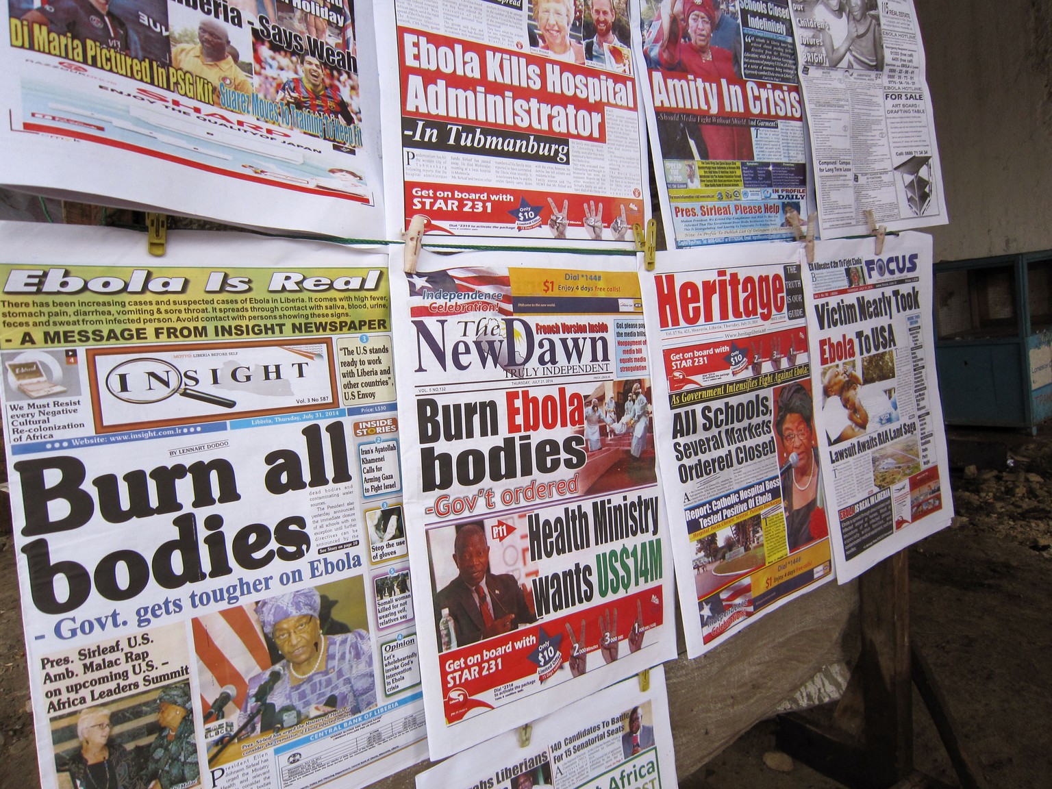 Die Frontseiten der Zeitungen in Monrovia, Liberia: Die Regierungen informieren die Bevölkerung über Massnahmen gegen das tödliche Virus.