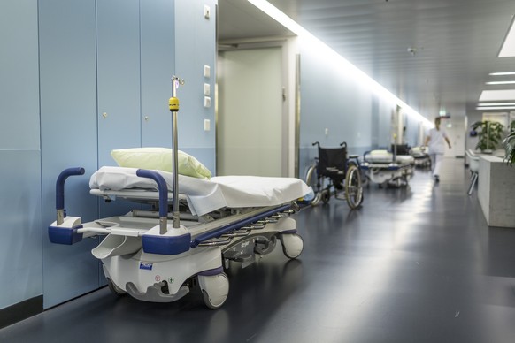 In einem Gang im Notfallzentrum des Inselspitals Bern stehen Betten und Rollstuehle bereit, aufgenommen am 8. April 2013 in Bern. Das Inselspital ist eine bedeutende Universitaetsklinik der Schweiz. E ...
