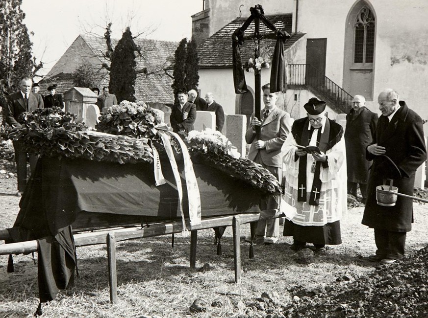 Beerdigung von Hans Bringolf im März 1951 bei der Bergkirche Hallau.
