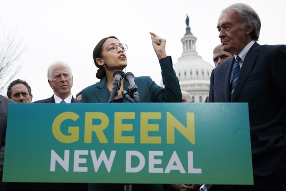 epaselect epa07351016 Democratic Representative from New York Alexandria Ocasio-Cortez (L), with US Democratic Senator from Massachusetts Ed Markey (R), delivers remarks on the &#039;Green New Deal&#0 ...