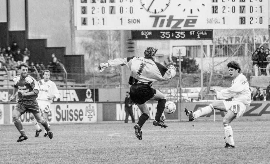 Tulio Humberto, rechts, vom FC Sion, versucht den Ball am St. Galler Goalie vorbeizuschiessen, aufgenommen am 29. November 1992 in Sion beim Meisterschaftsspiel der Nationalliga A FC Sion gegen den FC ...