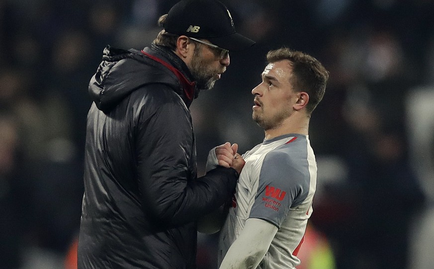 Liverpool&#039;s coach Juergen Klopp, left, speaks to Liverpool&#039;s Xherdan Shaqiri during the English Premier League soccer match between West Ham United and Liverpool at the London Stadium in Lon ...