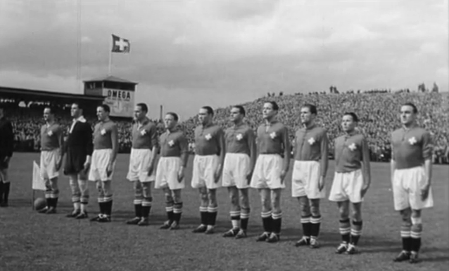 Die Schweizer Nationalmannschaft 1941 im Länderspiel gegen Deutschland im ehemaligen Wankdorfstadion, Bern.&nbsp;