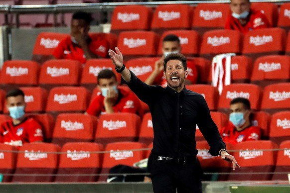 epa08519031 Atletico Madrid&#039;s head coach Diego Simeone reacts during the Spanish LaLiga soccer match between FC Barcelona and Atletico Madrid at Camp Nou stadium, Barcelona, Spain, 30 June 2020.  ...
