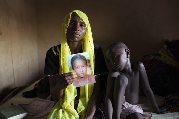 Rachel Daniel hält ein Bild ihrer Tochter Rose in der Hand. Das 17-jährige Mädchen wurde im April 2014&nbsp;zusammen mit 200 ihrer Klassenkameradinnen aus einer Schule in Chibok, Borno, von Boko Haram ...