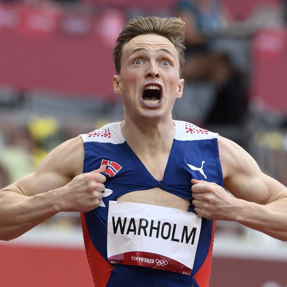 epaselect epa09389297 Karsten Warholm of Norway celebrates after winning the Men&#039;s 400m Hurdles final at the Athletics events of the Tokyo 2020 Olympic Games at the Olympic Stadium in Tokyo, Japa ...