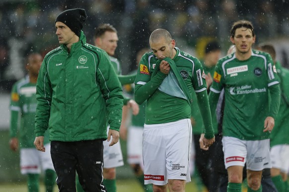 Der FC St.Gallen steht auch beim Autogramm-Test im Regen.