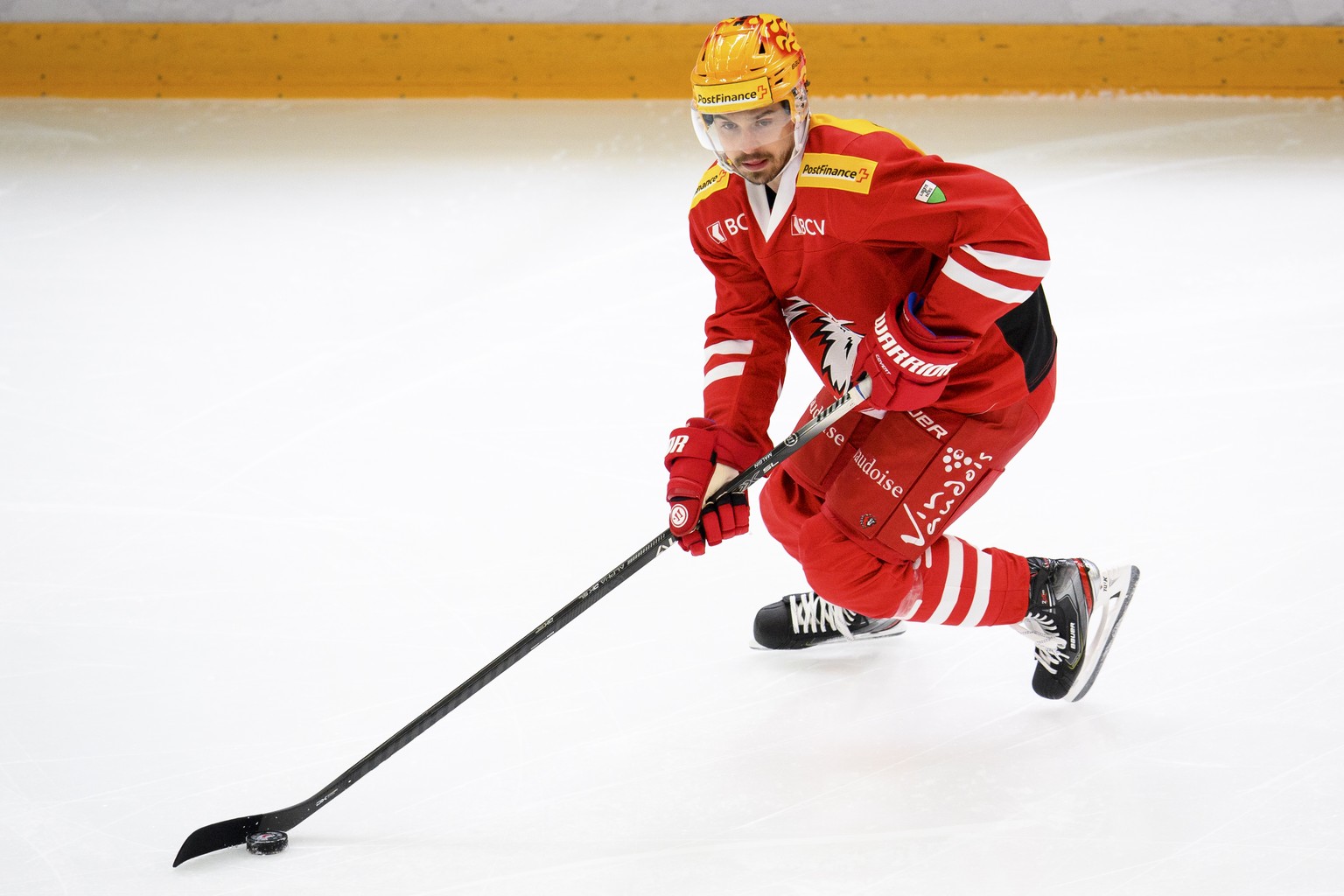 Le top Scorer PostFinance lausannois Denis Malgin patine avec le puck lors du match a huis clos du championnat suisse de hockey sur glace de National League entre le Lausanne HC, LHC, et le HC Fribour ...