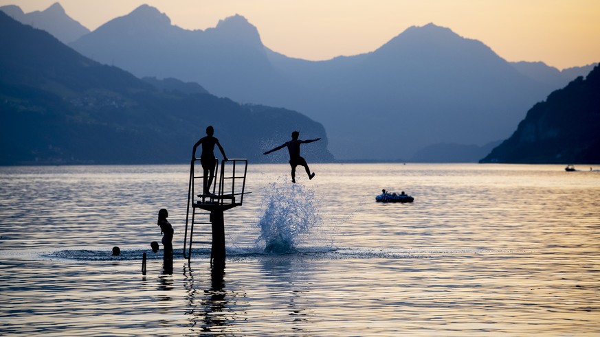 Youth enjoy the evening on lake Walensee, on Tuesday, June 25, 2019, in Walenstadt, Switzerland. The country was hit by a heatwave with temperatures up to 39 degrees celsius. (KEYSTONE/Gian Ehrenzelle ...