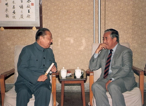Xi Zhongxun, Vater von Staatschef Xi Jinping (links), mit dem Bruder des Dalai Lama,&nbsp;Gyalo Thondup, 1987 in Peking