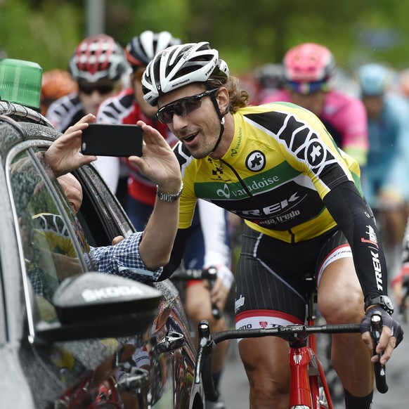 Die Etappe beginnt locker für Cancellara: Ein Funktionär schiesst ein Selfie mit dem Leader.&nbsp;