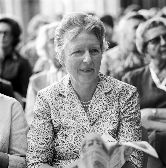 Gertrud Heinzelmann an der Präsentation der ersten Nationalratskandidatinnen, 1971.