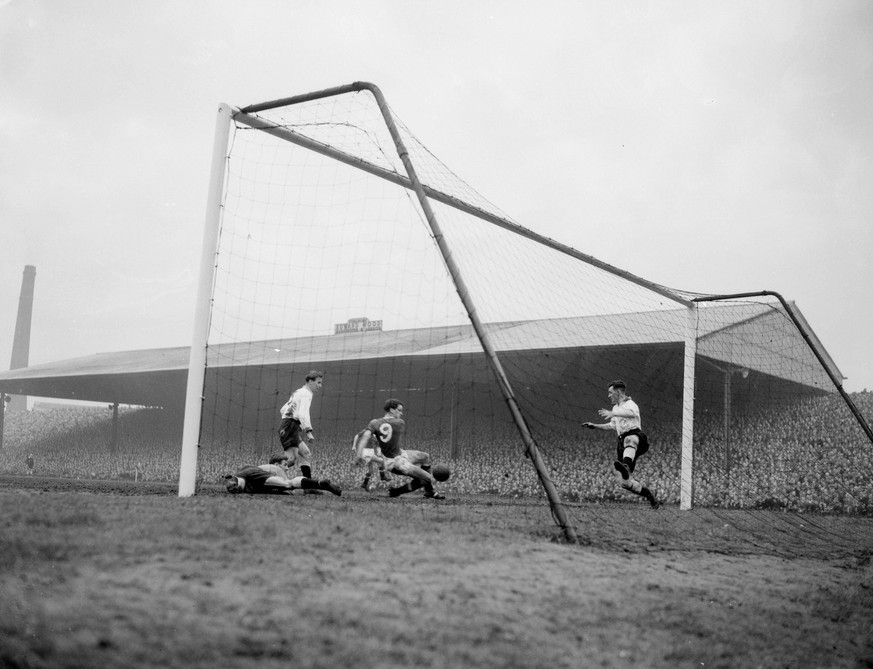 Bildnummer: 55884869 Datum: 01.01.1956 Copyright: imago/United Archives
The goal that beat Blackpool 2 - 1 and gave Manchester United the Football League Championship for the second time since the wa ...