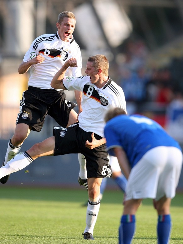 epa01424584 Germany&#039;s Lars Bender (C) celebrates with his brother Sven Bender (L) after scoring against Italy during their UEFA Under 19 European Championship final soccer match in Jablonec Nad N ...