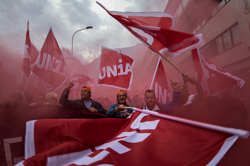 About 3,000 construction workers demonstrate for an extension of their collective agreement with the master builders organisation and an increase in wages on Monday, October 15, 2018, in Bellinzona, S ...