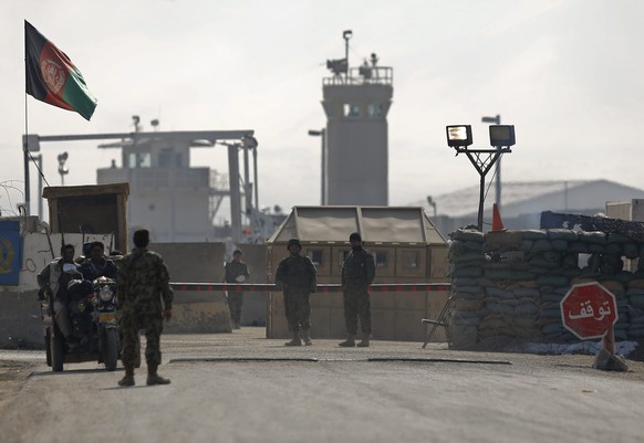 Afghanische Sicherheitskräfte vor dem Gefangenenlager Bagram.