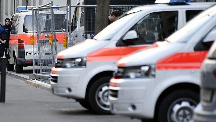 In der Stadt Zürich ist es am Freitag und in der Nacht auf Samstag zu mehreren tätlichen Auseinandersetzungen gekommen. Die Stadtpolizei Zürich nahm vier mutmassliche Täter fest, fünf Personen wurden  ...