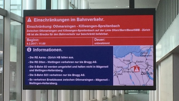 SBB-Hinweis am Bahnhof Aarau: Diverse Zugausfälle. © az