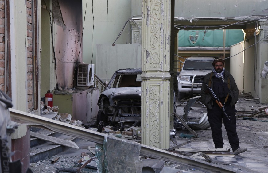 Nach dem Angriff steht ein Wachmann vor dem Gästehaus in Kabul.
