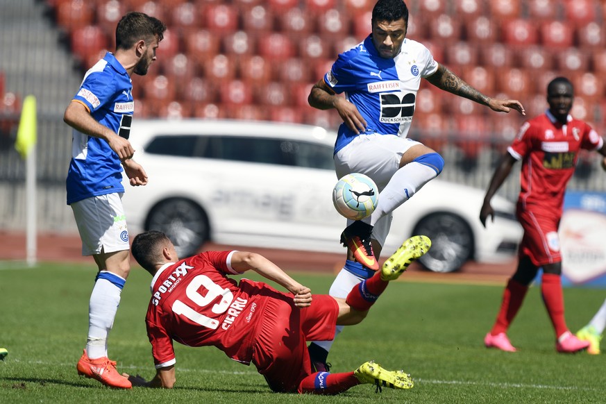 Der Grasshopper Caio, rechts, gegen den Walliser Vincent Sierro, links, beim Fussballspiel der Super League Grasshopper Club Zuerich gegen den FC Sion im Stadion Letzigrund in Zuerich am Sonntag, 21,  ...