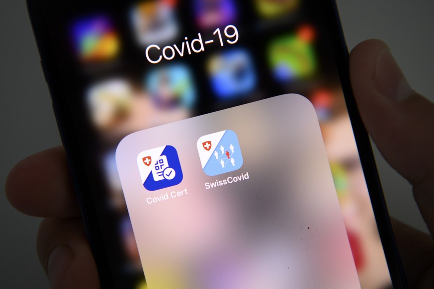 L&#039; APP Certificat Covid et l&#039;APP SwissCovid sont photographies sur un smartphone Apple le jour de sa mise a disposition sur l&#039;APP Store de Certificat Covid lors de la pandemie de Corona ...