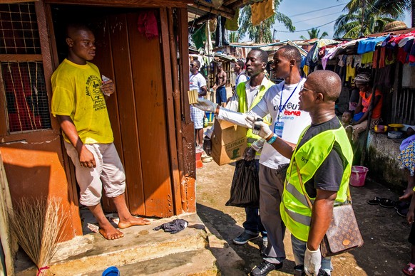 Freiwillige Helfer in Freetown, Sierra Leone, suchen an Ebola Erkrankte.&nbsp;