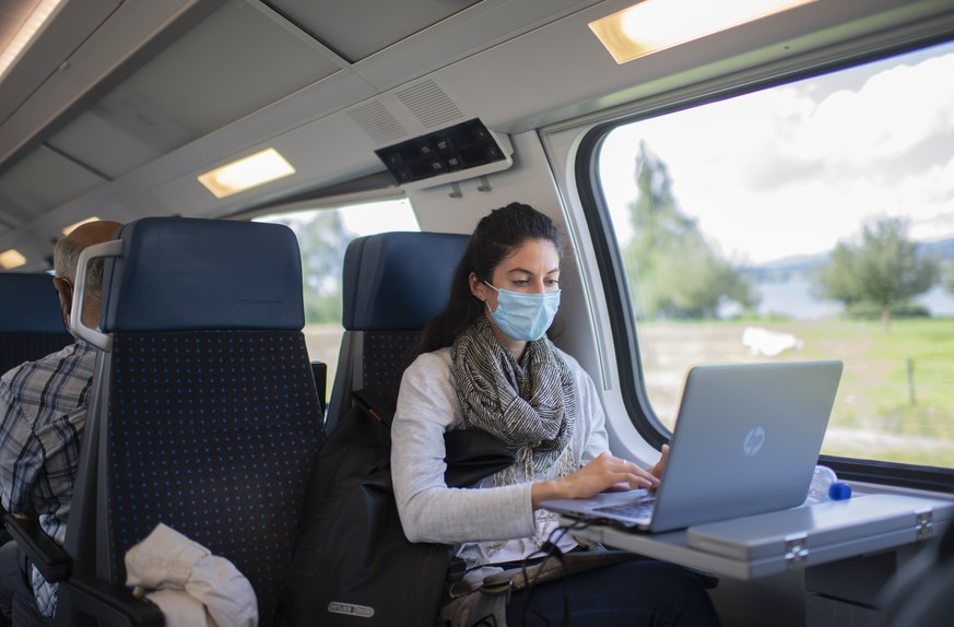 Eine Frau mit Schutzmaske im Zug der SBB zwischen Zuerich und Sargans, aufgenommen am Montag, 29. Juni 2020. Das Tragen von Schutzmasken wird aufgrund des Coronavirus empfohlen, ist aber freiwillig. ( ...