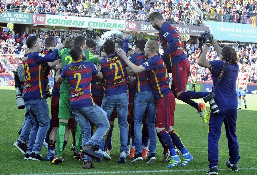 Die Barça-Spieler feiern sich nach dem Schlusspfiff gegenseitig.